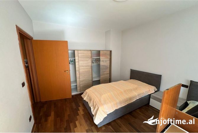 Shtepi me qera Apartament ne Tirane, 3+1, Mobilimi E mobiluar, Pagesa 1,300  Euro.
