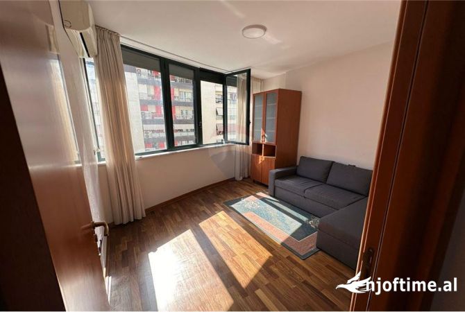 Shtepi me qera Apartament ne Tirane, 3+1, Mobilimi E mobiluar, Pagesa 1,300  Euro.