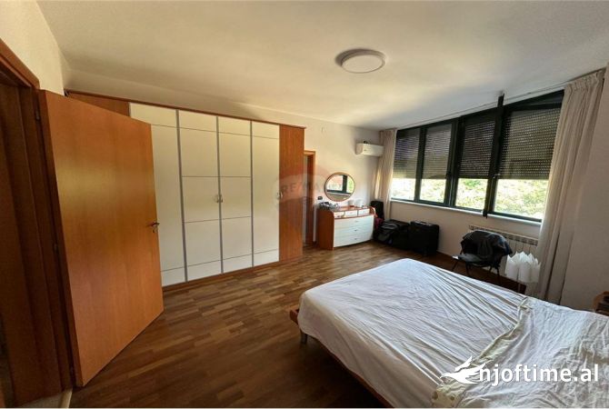 Shtepi me qera Apartament ne Tirane, 3+1, Mobilimi E mobiluar, Pagesa 1,300  Euro.