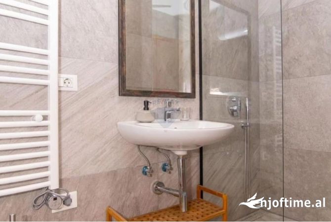 Shtepi ne shitje Apartament ne Tirane, 3+1, Mobilimi E mobiluar, Pagesa 350,001  Euro.