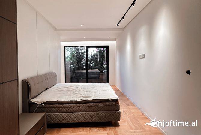 Shtepi ne shitje Apartament ne Tirane, 2+1, Mobilimi E mobiluar, Pagesa 1,290,000  Euro.