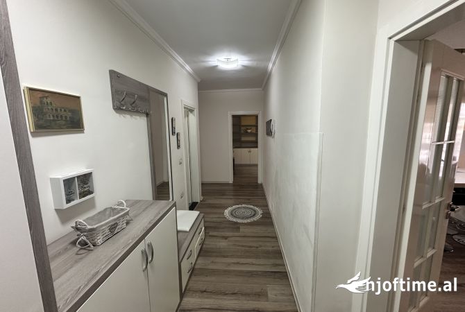 Shtepi me qera Apartament ne Tirane, 3+1, Mobilimi E mobiluar, Pagesa 1,200  Euro.