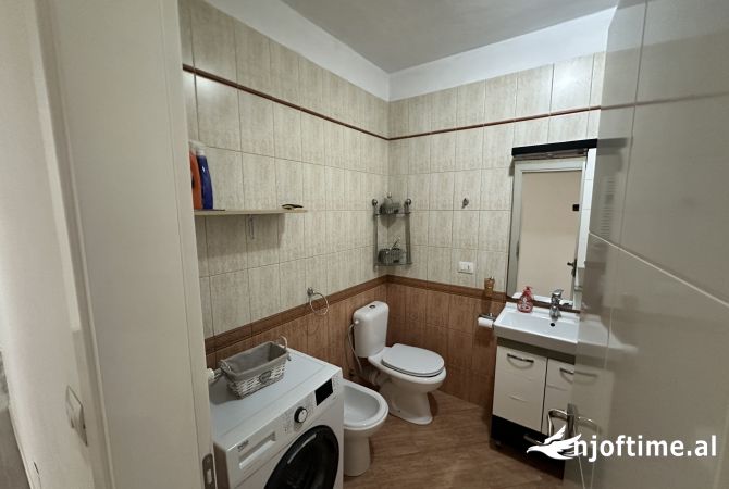 Shtepi me qera Apartament ne Tirane, 3+1, Mobilimi E mobiluar, Pagesa 1,200  Euro.