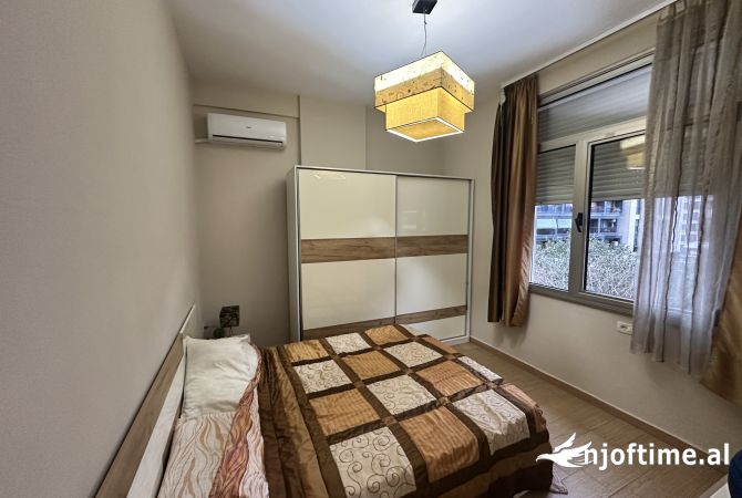 Shtepi me qera Apartament ne Tirane, 3+1, Mobilimi E mobiluar, Pagesa 1,400  Euro.