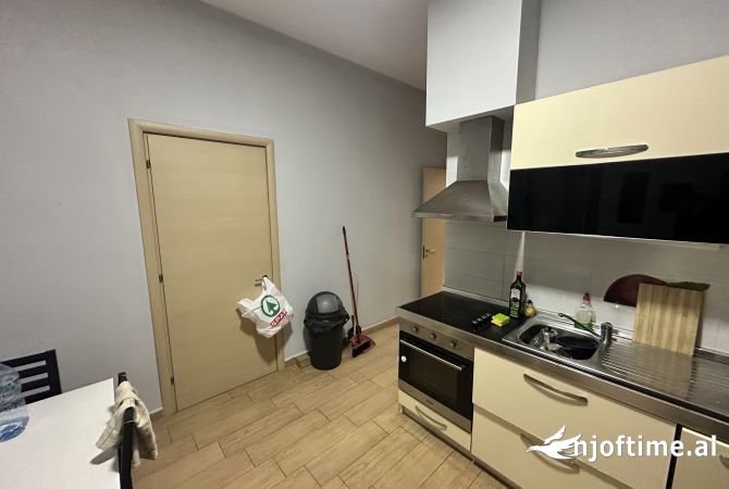 Shtepi me qera Apartament ne Tirane, 3+1, Mobilimi E mobiluar, Pagesa 1,400  Euro.