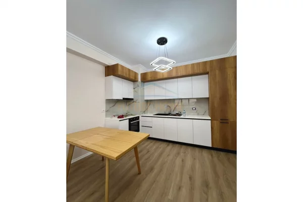 Shtepi me qera Apartament ne Tirane, 2+1, Mobilimi E mobiluar, Pagesa 650  Euro.