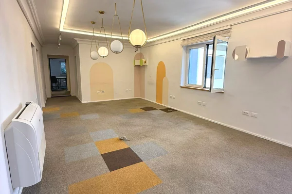 📌 Zyre me Qira – Zogu i Zi, Tirane