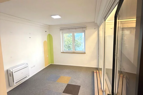 📌 Zyre me Qira – Zogu i Zi, Tirane