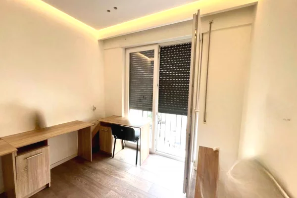Shtepi ne shitje Apartament ne Tirane, 3+1, Mobilimi Bosh, pa mobiluar, Pagesa 300,000  Euro.