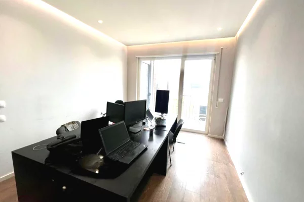 Shtepi ne shitje Apartament ne Tirane, 3+1, Mobilimi Bosh, pa mobiluar, Pagesa 300,000  Euro.