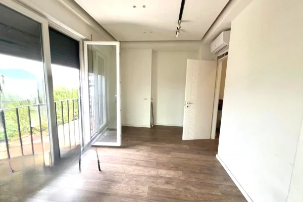 Shtepi ne shitje Apartament ne Tirane, 3+1, Mobilimi Bosh, pa mobiluar, Pagesa 300,000  Euro.