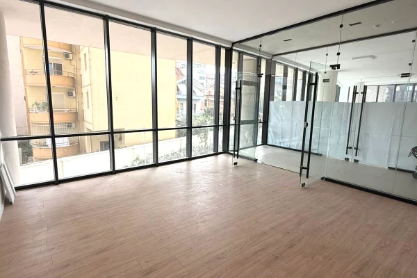 Business Property for Rent 3+1 in Tirana - 75,000 Leke