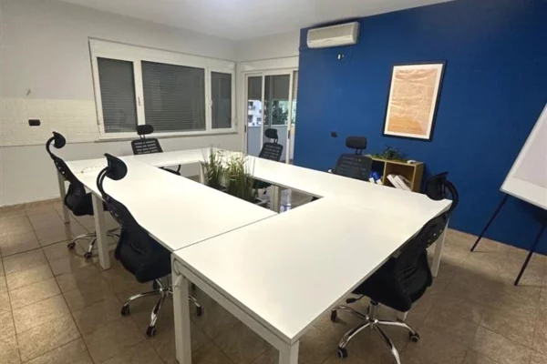Business Property for Rent 3+1 in Tirana - 150,000 Leke