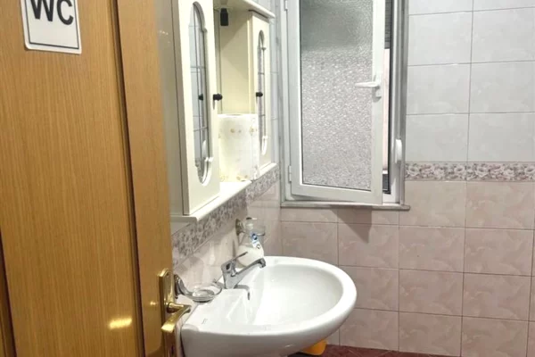 🏢 Zyre me Qira – Bllok, Tirane