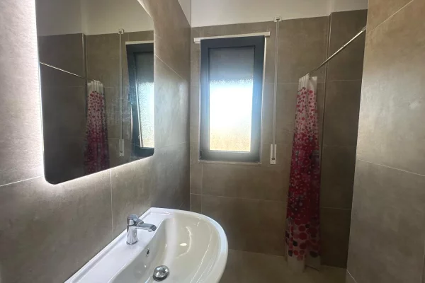 Shtepi me qera Apartament ne Tirane, 2+1, Mobilimi E mobiluar, Pagesa 600  Euro.