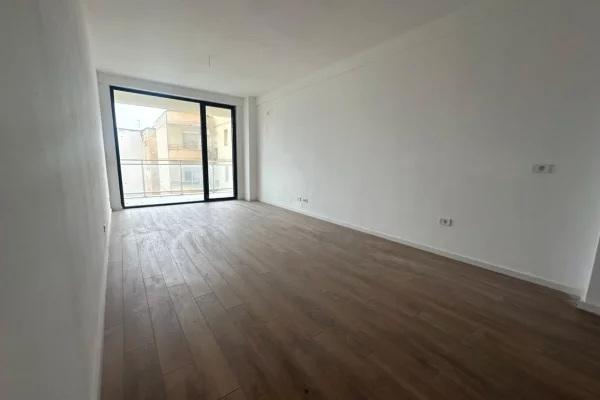 Ambiente Commerciale in Affitto 3+1 a Tirana - 800 Euro