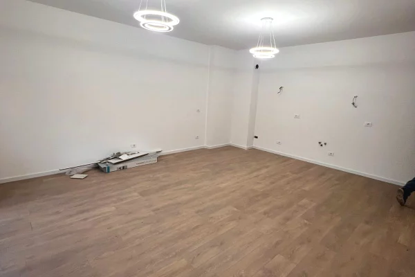 Ambient biznesi me qera 3+1 ne Tirane - 75,000 Leke