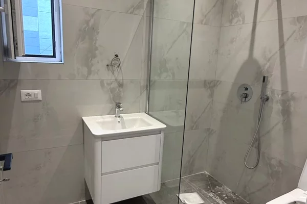 Shtepi ne shitje Apartament ne Tirane, 1+1, Mobilimi Bosh, pa mobiluar, Pagesa 82,400  Euro.