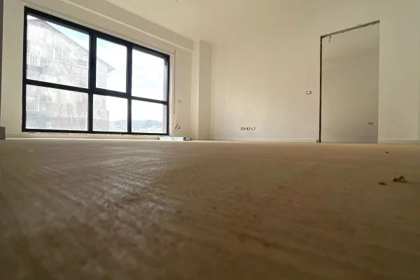 Ambient biznesi me qera 3+1 ne Tirane - 75,000 Leke