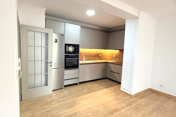 Appartamento in affitto a Tirana 2+1, SemiArredato