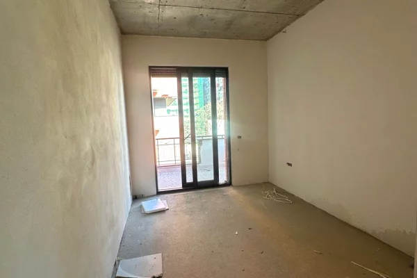 Shtepi ne shitje Apartament ne Tirane, 2+1, Mobilimi Bosh, pa mobiluar, Pagesa 330,000  Euro.