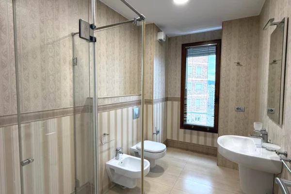 Ambient biznesi me qera 3+1 ne Tirane - 2,500 Euro