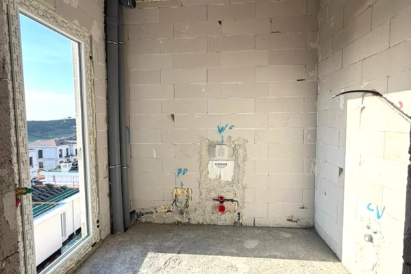 🏡 Shitet Vilë – Rolling Hills, Liqeni i Farkës