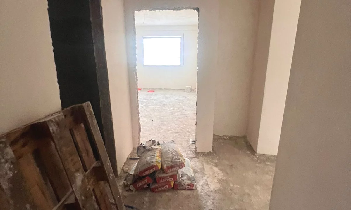 Shtepi ne shitje Apartament ne Tirane, 1+1, Mobilimi Bosh, pa mobiluar, Pagesa 75,000  Euro.