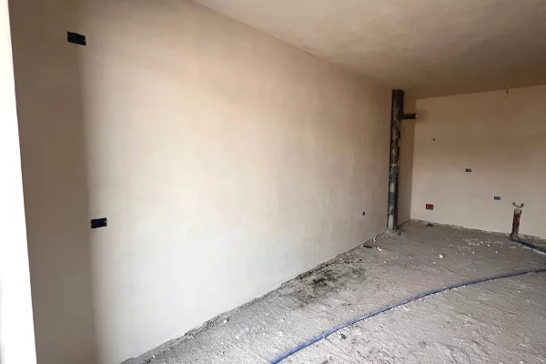 Shtepi ne shitje Apartament ne Tirane, 1+1, Mobilimi Bosh, pa mobiluar, Pagesa 75,000  Euro.