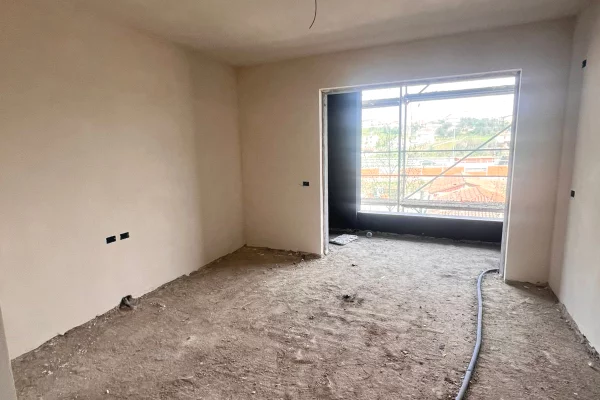 Shtepi ne shitje Apartament ne Tirane, 1+1, Mobilimi Bosh, pa mobiluar, Pagesa 75,000  Euro.