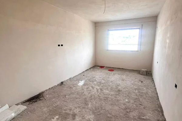 Shtepi ne shitje Apartament ne Tirane, 1+1, Mobilimi Bosh, pa mobiluar, Pagesa 75,000  Euro.