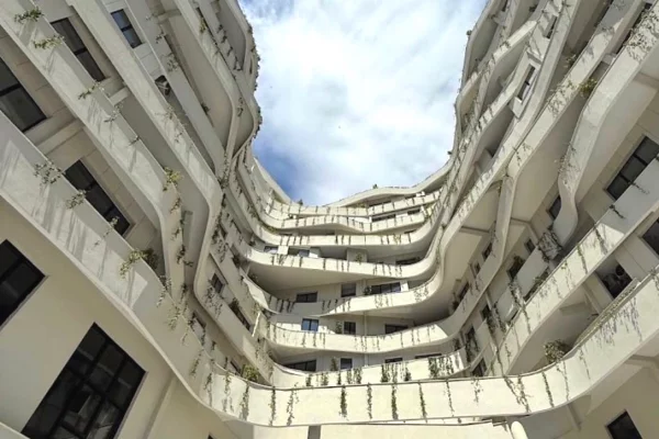 Shtepi ne shitje Apartament ne Tirane, Garsoniere, Mobilimi Bosh, pa mobiluar, Pagesa 118,000  Euro.