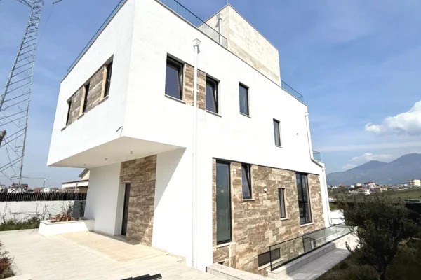 Shtepi ne shitje Vila Luksoze ne Tirane, 3+1, Mobilimi Bosh, pa mobiluar, Pagesa 980,000  Euro.