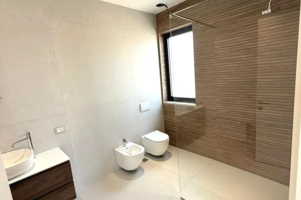 Shtepi ne shitje Vila Luksoze ne Tirane, 3+1, Mobilimi Bosh, pa mobiluar, Pagesa 980,000  Euro.