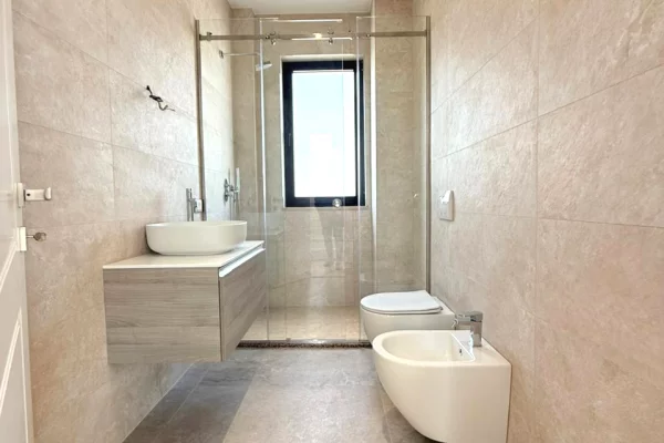 Shtepi ne shitje Vila Luksoze ne Tirane, 3+1, Mobilimi Bosh, pa mobiluar, Pagesa 980,000  Euro.