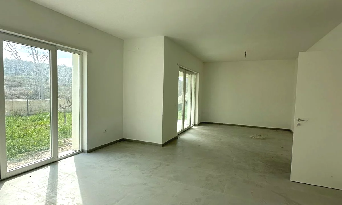 Shtepi ne shitje Vila Luksoze ne Tirane, 4+1, Mobilimi Bosh, pa mobiluar, Pagesa 1,050,000  Euro.
