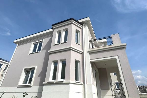 Shtepi ne shitje Vila Luksoze ne Tirane, 4+1, Mobilimi Bosh, pa mobiluar, Pagesa 1,050,000  Euro.