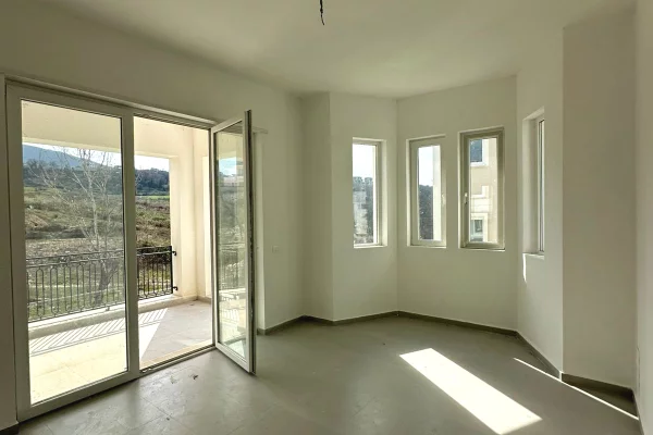 Shtepi ne shitje Vila Luksoze ne Tirane, 4+1, Mobilimi Bosh, pa mobiluar, Pagesa 1,050,000  Euro.