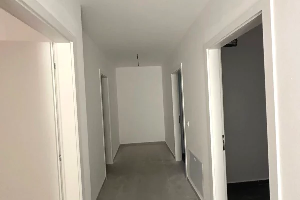 Shtepi ne shitje Vila Luksoze ne Tirane, 4+1, Mobilimi Bosh, pa mobiluar, Pagesa 1,050,000  Euro.