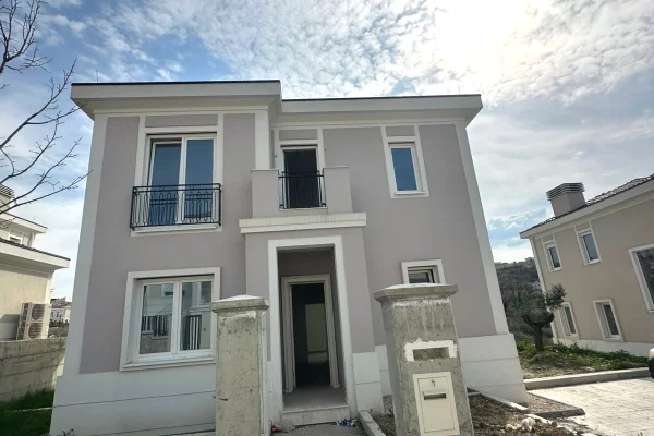 Shtepi ne shitje Vila Luksoze ne Tirane, 4+1, Mobilimi Bosh, pa mobiluar, Pagesa 1,050,000  Euro.