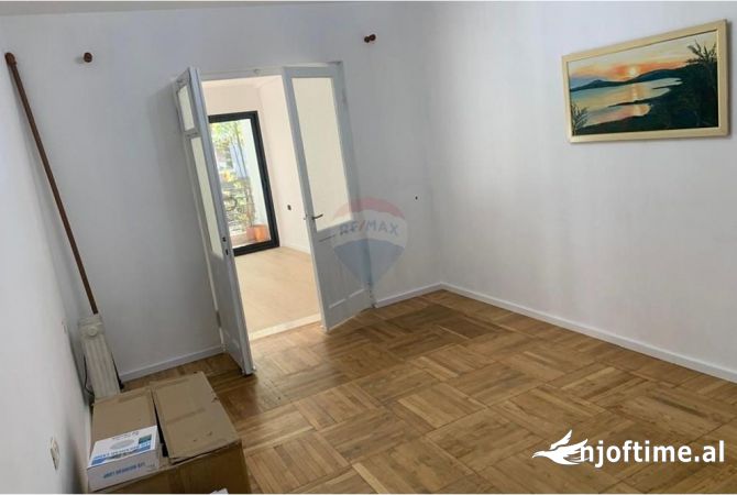 Ambient biznesi me qera 3+1 ne Tirane - 1,200 Euro