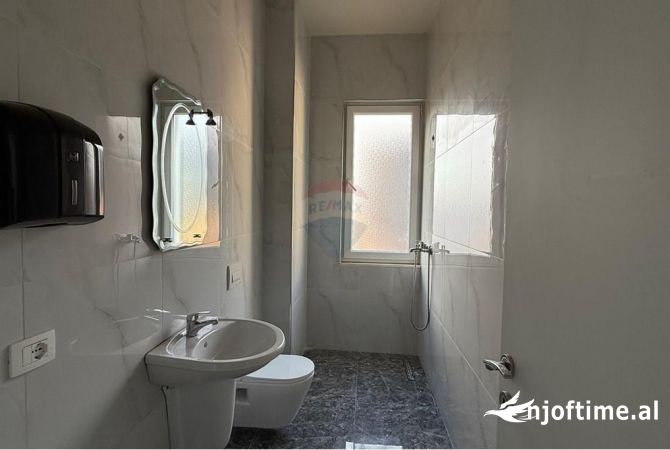 Shtepi ne shitje Apartament ne Tirane, 2+1, Mobilimi Bosh, pa mobiluar, Pagesa 260,000  Euro.