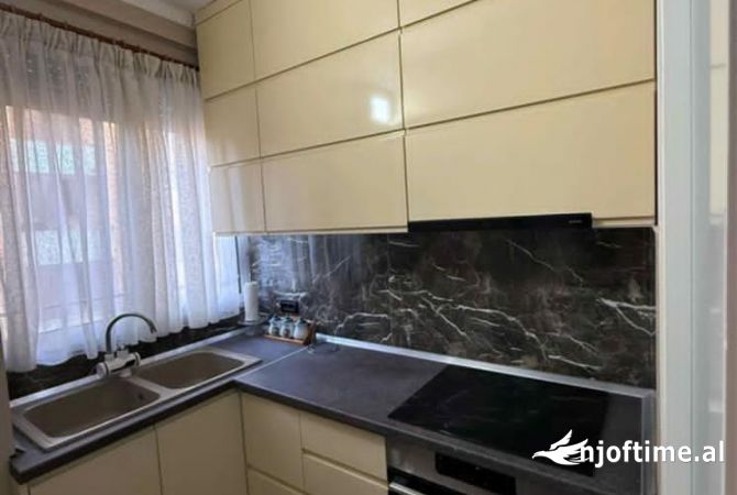 Shtepi me qera Apartament ne Tirane, 2+1, Mobilimi E mobiluar, Pagesa 500  Euro.