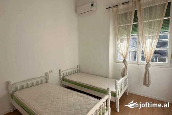 Shtepi me qera Apartament ne Tirane, 2+1, Mobilimi Pjeserisht e mobiluar, Pagesa 600  Euro.
