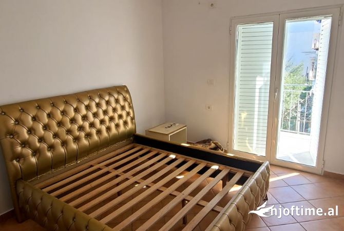 Shtepi me qera Apartament ne Tirane, 3+1, Mobilimi E mobiluar, Pagesa 500  Euro.