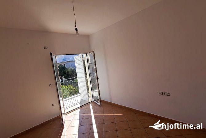 Shtepi me qera Apartament ne Tirane, 3+1, Mobilimi E mobiluar, Pagesa 500  Euro.