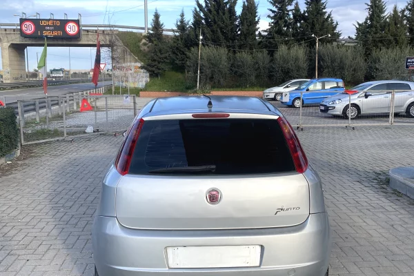 Makina ne shitje ne Kavaje, Fiat, 2009 Diesel,Kambio Manual Pagesa 2,700  Euro.