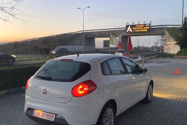 Makina ne shitje ne Kavaje - 3,300 Euro