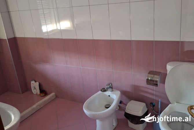 Shtepi me qera Apartament ne Tirane, 2+1, Mobilimi E mobiluar, Pagesa 50,000  Leke.