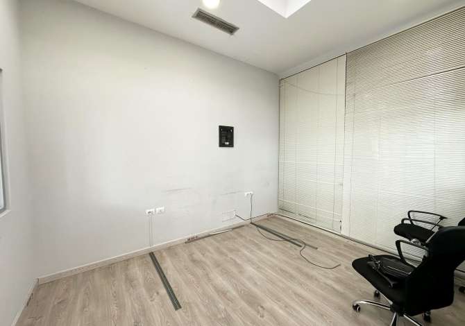 Ambient Biznesi per Qira tek Kristal Center/ Komuna e Parisit.